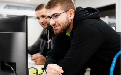 Evernex IT-Personal arbeitet an einem Computer