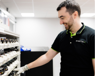 Mann arbeitet mitry-square1 Evernex