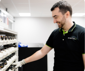 Datenlöschung: Ein Fachmann arbeitet mit der IT-Infrastruktur, um Daten sicher zu löschen.