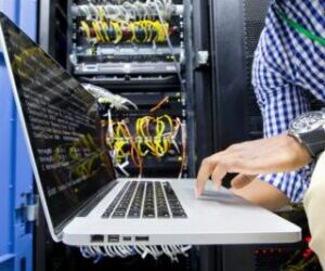 Maintenance des réseaux informatiques : un professionnel entretient un appareil