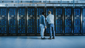Server-Probleme : Zwei Profis warten einen Server.