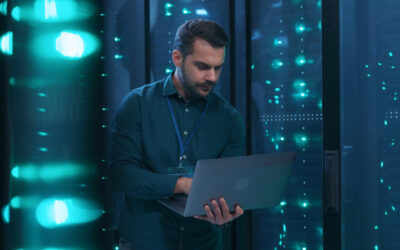 Durée amortissement serveur informatique : un professionnel inspecte un serveur
