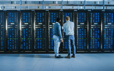 Le PUE c'est quoi ? Des professionnels inspectent un data center