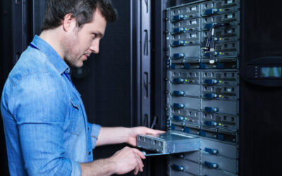 Cisco support : un professionnel entretient un serveur informatique