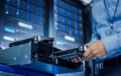 Serveurs Dell : un professionnel inspecte un serveur dans un data center
