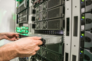 Support Intel : un technicien inspecte un serveur dans un data center