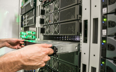 Support Intel : un technicien inspecte un serveur dans un data center