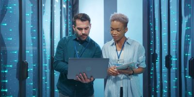 Support Fujitsu France : des professionnels inspectent une infrastructure